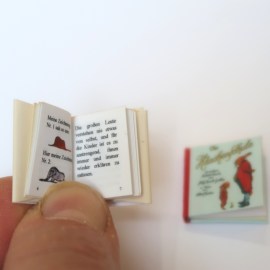 Buch, Puppenstubenminiatur im Maßstab 1zu12