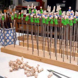 Halmaspiel, Bemalung der Spielfiguren in der holz-liebe - Werkstatt