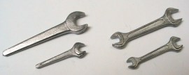Maulschlüssel, zweiseitig, 2 Stück, Puppenstubenminiatur in 1zu12