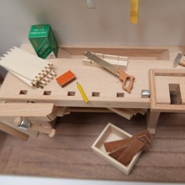 Tischlerszene, komplett, Detailbild, Miniatur im Maßstab 1zu12
