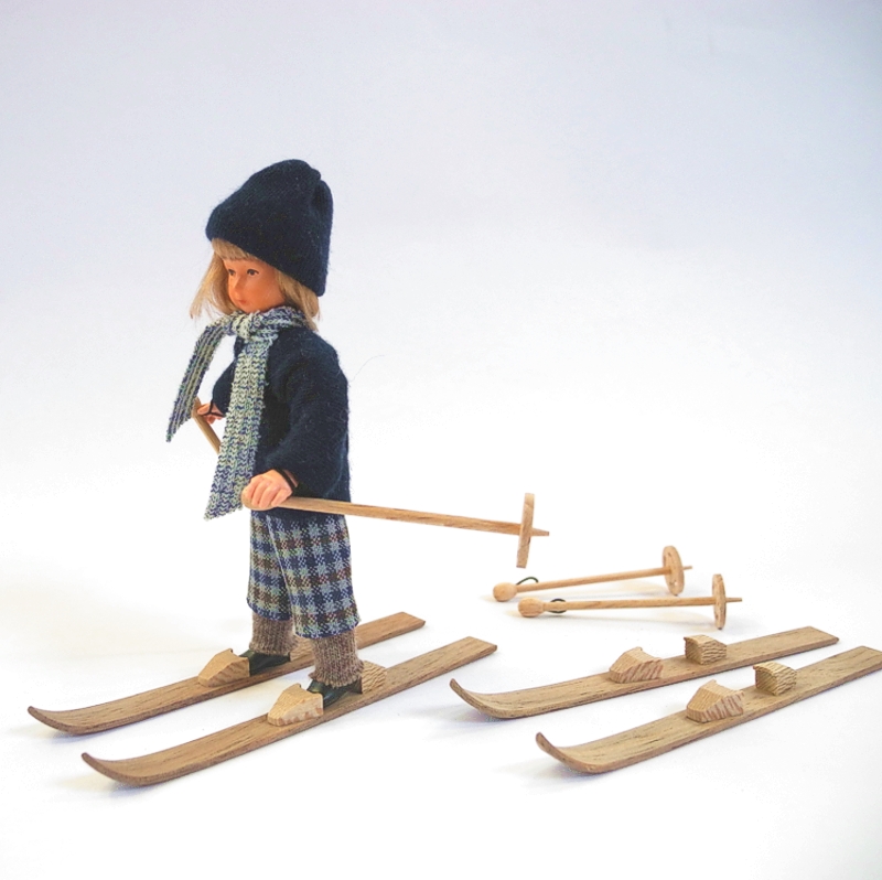 Ski, dunkel, 1 Paar mit Stöcken, Puppenstubenminiatur in 1zu12